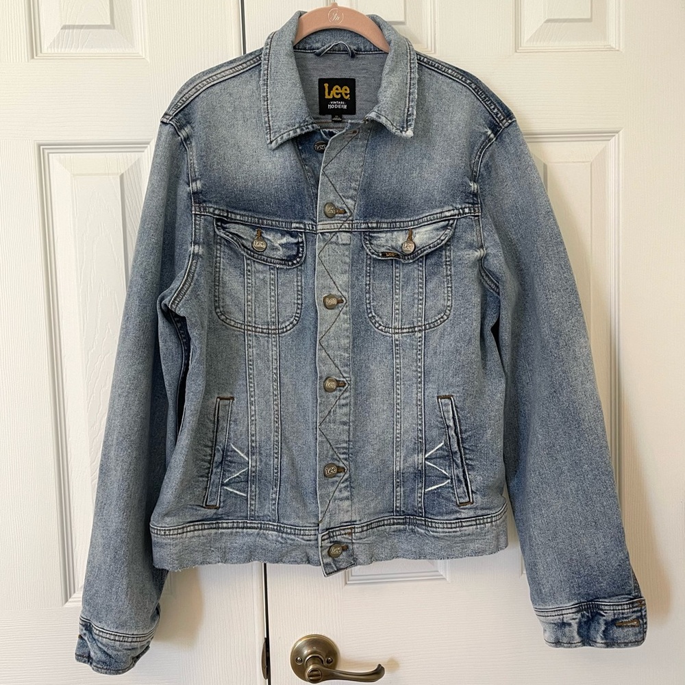 Lee Men’s Light Wash Distressed Denim Jean Jacket - Picture 2 of 14